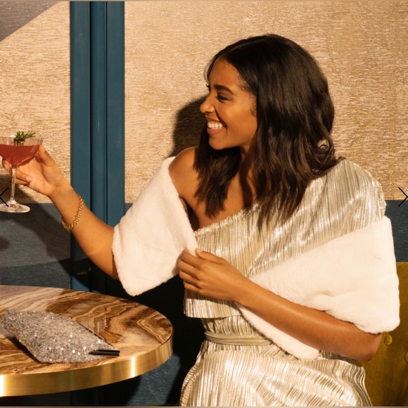 NWT Apparis Bambi Faux Fur Super Soft Scarf Wrap in Ivory - Picture 1 of 4